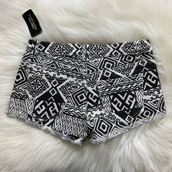 NWT F21 Aztec Print Black White Low Rise Cutoff Jean Denim Shorts 25 - Picture 5 of 9